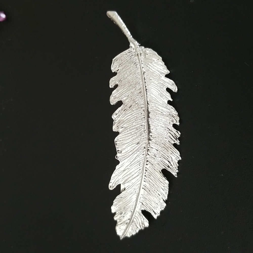 Hair accessory in silver metal. Leaf shaped.